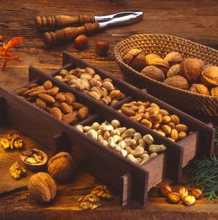 Las almendras y nueces son la mejor opción para la ingesta de grasa natural requerida en el crecimiento del cerebro del bebé.