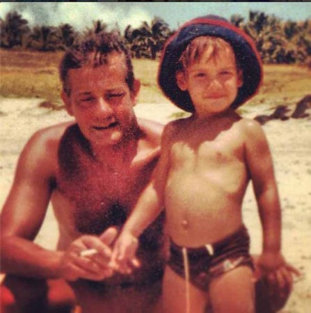 Cristian de la Fuente con su padre cuando era un niño.