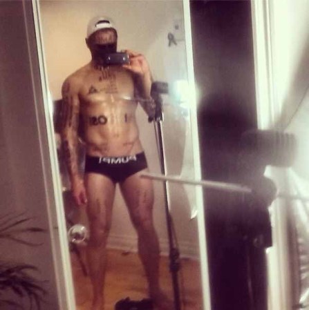 Vin Los, el sensual modelo de los tatuajes en la cara.