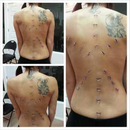 Los Piercing-Corsets son dos filas paralelas de perforaciones que están conectadas con una cuerda o una cinta en un patrón entrecruzado, simulando el aspecto de un corsé real.