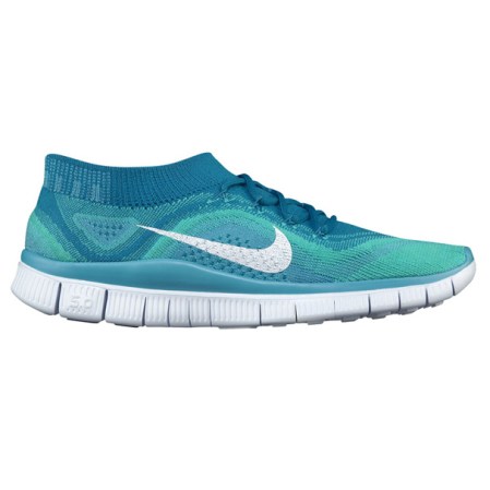 A correr se ha dicho con los modelos “Free and Flynit”. Tendrás el movimiento y la flexibilidad como si estuvieras descalza, pero con la comodidad de tener tus pies protegidos.<br />Disponible en nike.com , $160.