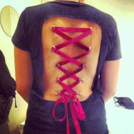 Los Piercing-Corsets son dos filas paralelas de perforaciones que están conectadas con una cuerda o una cinta en un patrón entrecruzado, simulando el aspecto de un corsé real.