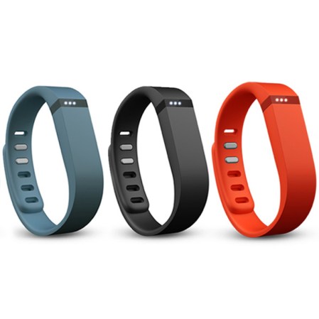 El Fitbit Flex es un dispositivo para traerlo contigo siempre. Durante el día, mide los pasos, distancia y calorías quemadas. Por la noche, da seguimiento a la calidad del sueño y en silencio te despierta por la mañana. <br />Disponible en fitbit.com , $ 100 .