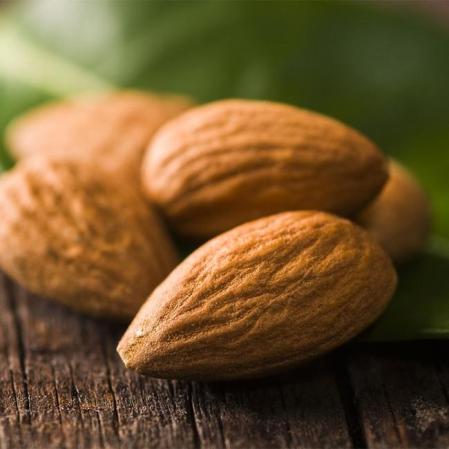 Las almendras han sido símbolo de fertilidad y los mazapanes hechos con ellas son muy buenos de postre.