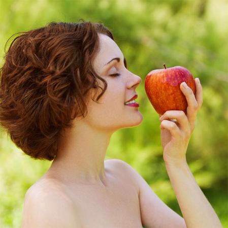 La manzana es una invitación al pecado, símbolo de la tentación y la sensualidad.