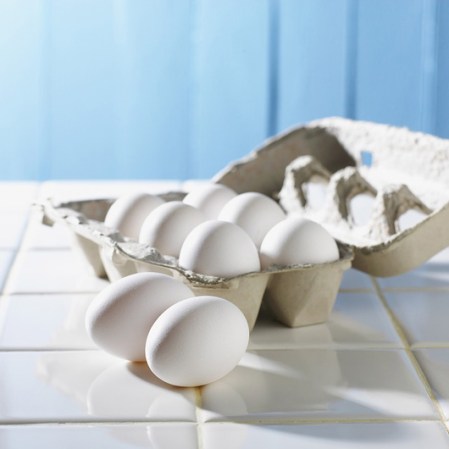 Fuente importante de proteína, comer huevo por la mañana te ayuda a sentirte satisfecho por más tiempo, manteniéndote alejado de los snacks innecesarios.