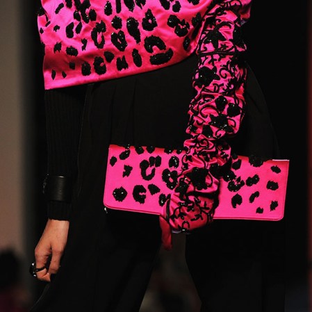 El animalprint vuelve en una versión actualizada. Con brillos y colores exóticos este estilo típico de los años 90 se renueva en los accesorios.