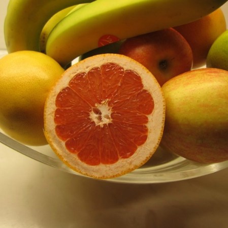 10. Que tu refrigerador sea tu aliado. Procura incluir en las compras semanales suficientes verduras y frutas para prepararlas en diferentes combinaciones. Algunas son muy adecuadas para levantar el ánimo.