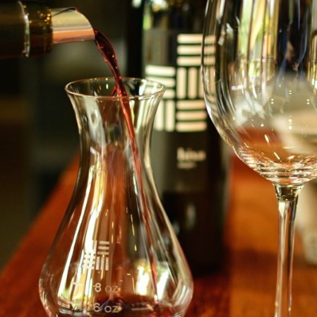 Vino. México se ha convertido en un productor reconocido de vino, principalmente el producido en el municipio de Ensenada, en los valles de Guadalupe, San Vicente, Ojos Negros y Santo Tomás.