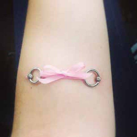 Debido a que la curación de múltiples piercings a la vez es bastante estresante para el cuerpo, la mayoría de las personas optan por llevar piercings corsé temporales.