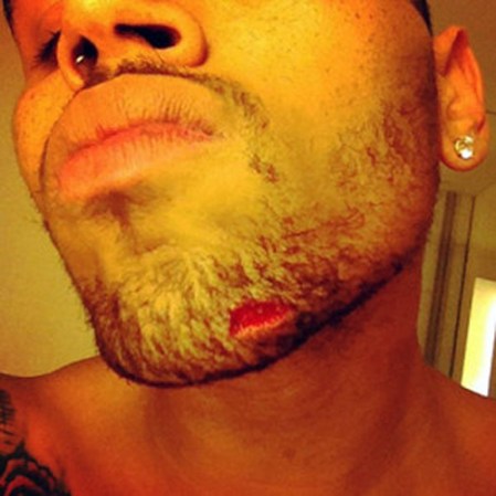 El rapero Chris Brown posteó esta foto en su cuenta de Twitter y luego la borró, tras una presunta pelea por su ex novia Rihanna en un bar de Nueva York.