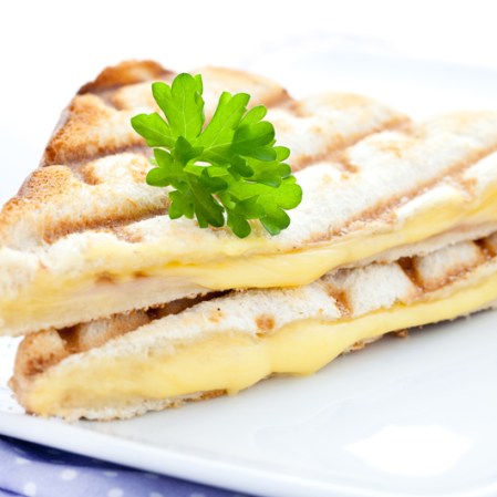 No hay mejor compañero en un día de lluvia como una pita con queso fundido frente al televisor.