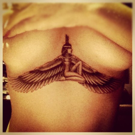 Rihanna vuelve a acaparar la atención al revelar su más reciente tatuaje: la imagen de la diosa Isis dibujada debajo de sus senos, en honor a su abuela fallecida apenas unos dos meses atrás.