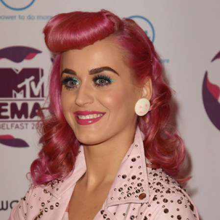 Con un look retro y su cabello encendido, Katy Perry posó en la alfomrba de los MTV Europe Music Awards 2011 el 6 de noviembre de 2011