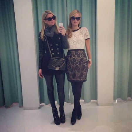 Junto a su hermana, Nick Hilton (izquierda)