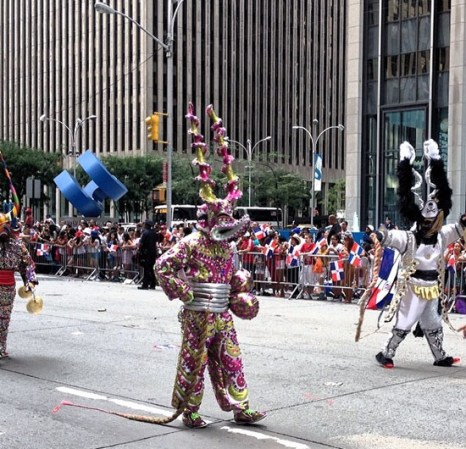Cientos de miles de personas tomaron las calles de Nueva York para festejar el Gran Desfile Nacional Dominicano, una cita ya clásica y que cada año llena la Sexta avenida de música y colorido.