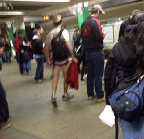 Como es costumbre, cada segundo domingo del año los neoyorquinos se quitaron los pantalones para abordar el subway de la ciudad.