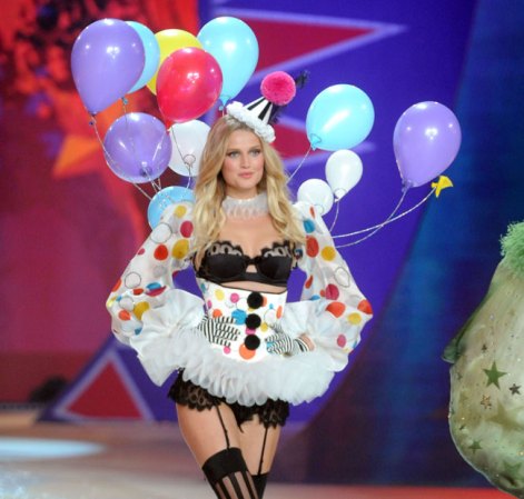La modelo Toni Garrn durante el Victoria's Secret Fashion Show en el Armory de Lexington Avenue, Nueva York.