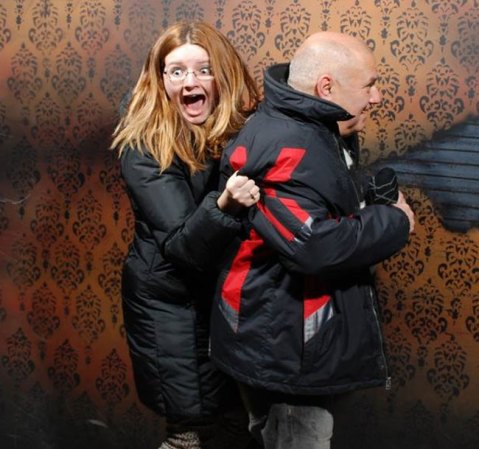 Fotos tomadas a quienes visitan la Casa del Horror Nightmares Fear Factory en Niagara Falls, Canadá, Lo que no se revela es la causa del espanto.