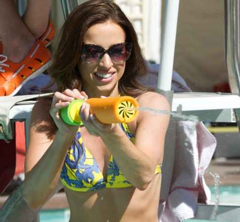 Entre desfile y desfile las candidatas a Miss USA toman el sol y practican juegos de agua.