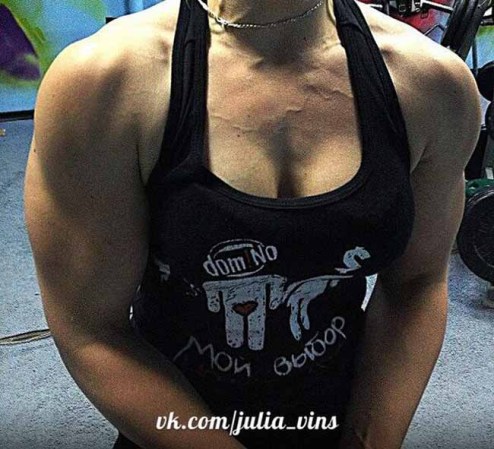 Será mejor no tener problemas con esta belleza rusa porque habría que ver quien gana la pelea.