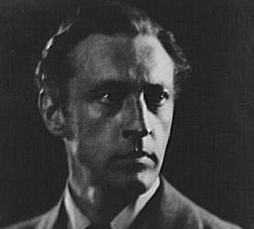 John Barrymore, actor estadounidense, murió a la edad de 60 años como consecuencia del alcoholismo.
