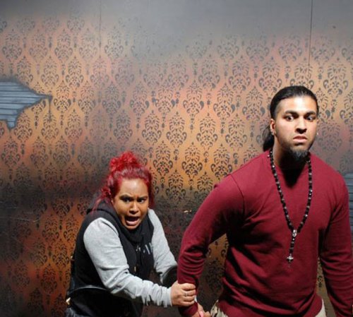 Fotos tomadas a quienes visitan la Casa del Horror Nightmares Fear Factory en Niagara Falls, Canadá, Lo que no se revela es la causa del espanto.