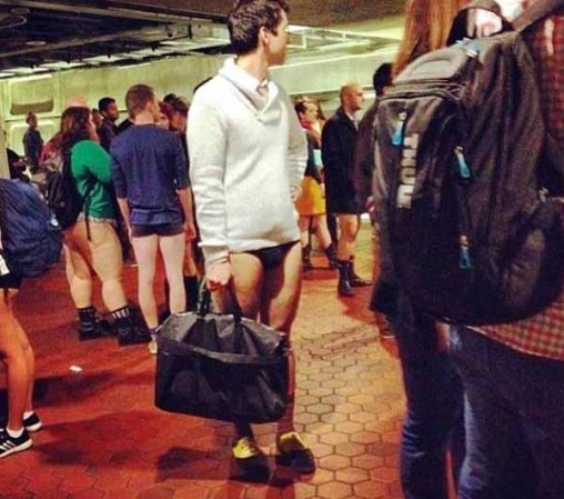 Cientos de neoyorquinos se deshicieron de sus pantalones en el subway de Nueva York. <br /><br /> Celebran sin pantalones<br /><br />