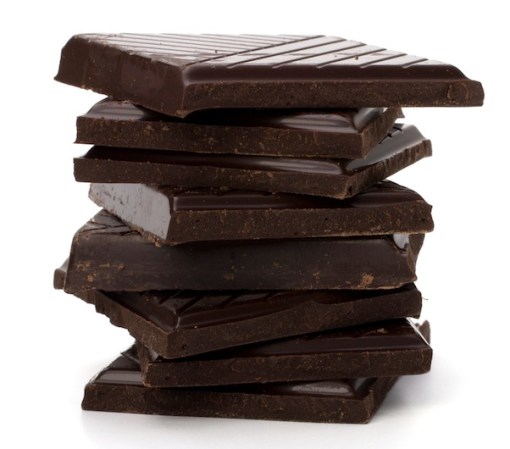 1. CHOCOLATE OSCURO: En su forma más pura, una pequeña ración de chocolate nos puede aumentar la energía y también nuestro estado de ánimo gracias a la cafeína y a la teobromina, que es otro estimulante que contiene este gran legado de los aztecas al mundo.<br />Si quieres que funcione aún mejor busca el chocolate confeccionado sin lácteos, orgánico y oscuro, que contiene el porcentaje más alto de antioxidantes, comparado con otro tipo de chocolate.