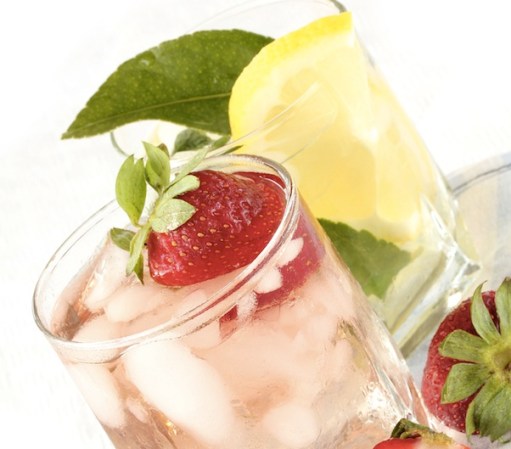 7. HIDRATA A TUS INVITADOS: Como es verano y hace calor es muy importante que pienses cómo mantendrás hidratados a tus invitados. Puedes planear ofrecerles aguas de frutas naturales a la llegada del evento, así como tener jarras con agua y rodajas de frutas cítricas en la mesas, que no sólo lucirán lindas, sino que serán ideales para alejar la sed.