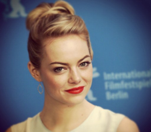 Emma Stone, bellísima y llena de habilidades, brilla en el cine, en la música y en la televisión.