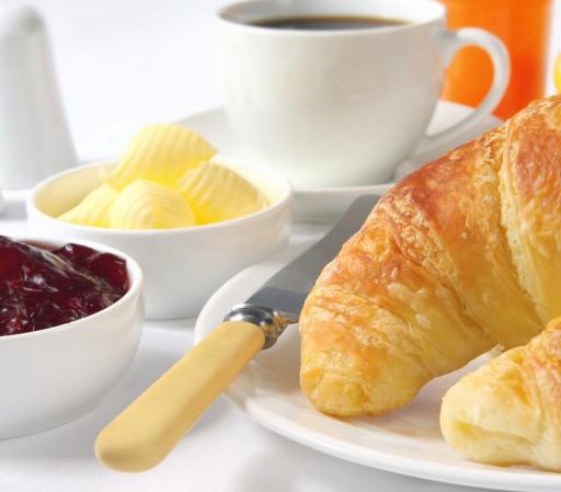 Saltear comidas no es una solución para perder peso. Al contrario, lo ideal es realizar las tres comidas principales y dos ingestas pequeñas al día para mantener un buen nivel de energía. Es muy importante no omitir el desayuno.