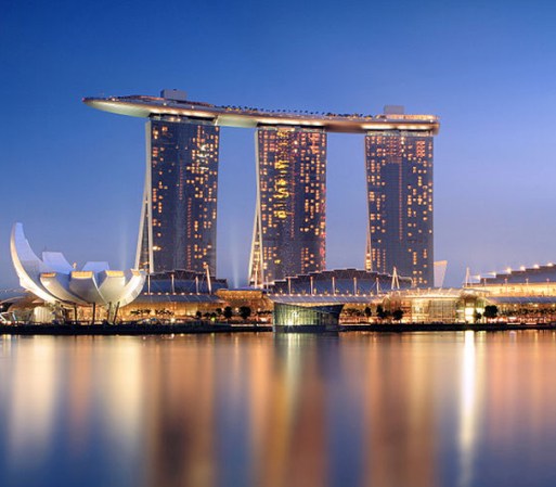 1. Marina Bay Sands – Singapur: Considerado el casino independiente más costoso del mundo, este monstruo es valorado en $5,700 millones de dólares. El impactante edificio cuenta con museos, un centro comercial, 2,560 habitaciones, dos pabellones flotantes, casino, seis restaurantes entre mucho más.