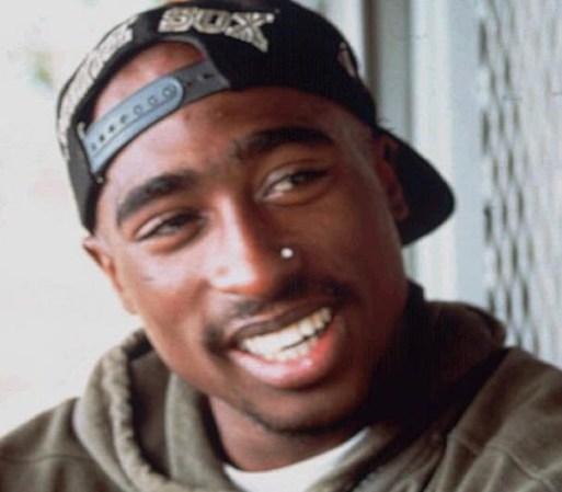 TUPAC SHAKUR – 13 de septiembre de 1996. Murió tras ser baleado en un auto en Las Vegas. Hasta la fecha no se sabe quién fue el asesino.
