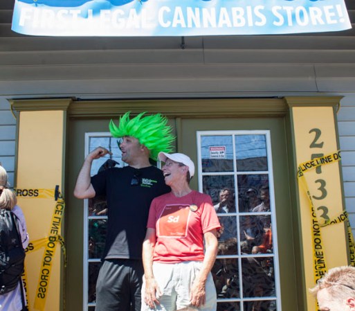 Jeremy Cooper y Deb Green se preparan para entrar a la tienda de marihuana Cannabis City el 8 de julio.