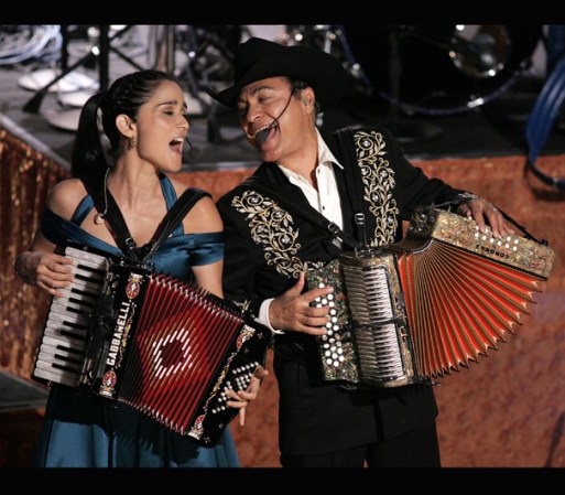 Los Tigres del Norte han compartido el escenario con numerosas figuras de la música latina, incluyendo Julieta Venegas.
