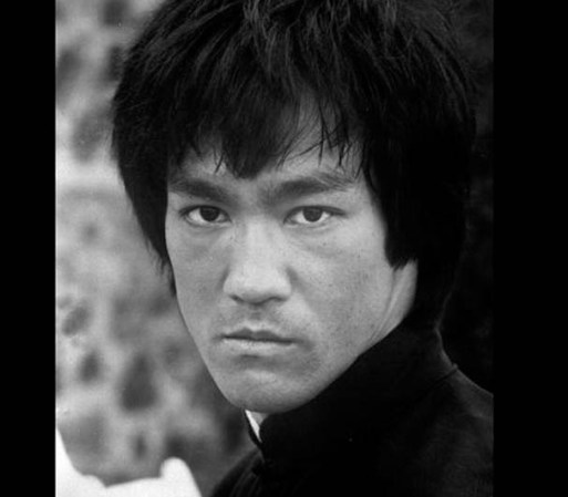 BRUCE LEE – 20 de julio de 1973. El actor y experto en artes marciales murió presuntamente envenenado después de que la autopsia demostró que su cerebro “se había inflamado masivamente”.