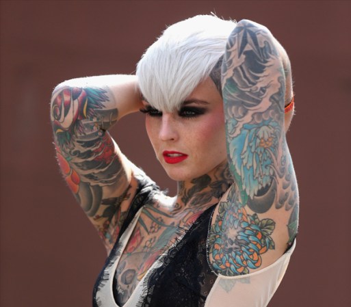 Una modelo tatuada posa para los fotógrafos.