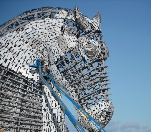 Los dos gigantescos “Kelpies” erigen de la tierra, sobre un canal que forma parte del proyecto Helix.