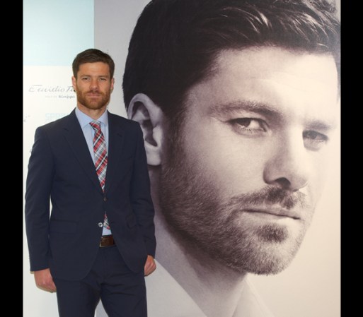Xabi Alonso: Este futbolista español ahora sí que es el “paquete completo”… LITERAL. No necesita quitarse la ropa para enamorar a las mujeres.