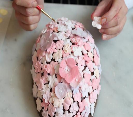 Chocolateros y diseñadores se preparan con mucha anticipación para tener el mejor producto a la venta.