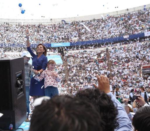 Los medios mexicanos reportaron que 45 mil personas acudieron al cierre de campaña en la Plaza de Toros México.