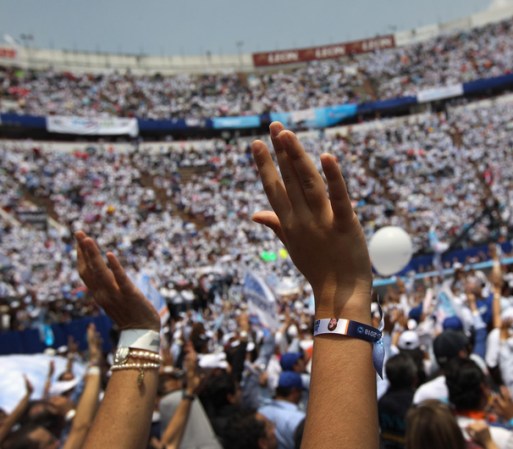 Sin embargo, Fox cerró su campaña en el Zócalo con 200 mil personas, y Calderón con 125 mil en el Estadio Azteca.