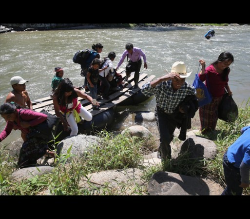 Guatemaltecos desembarcan en México, algunos continuarán hasta la frontera norte del país para llegar a los Estados Unidos, otros trabajarán una jornada y regresarán a Guatemala durante la noche.