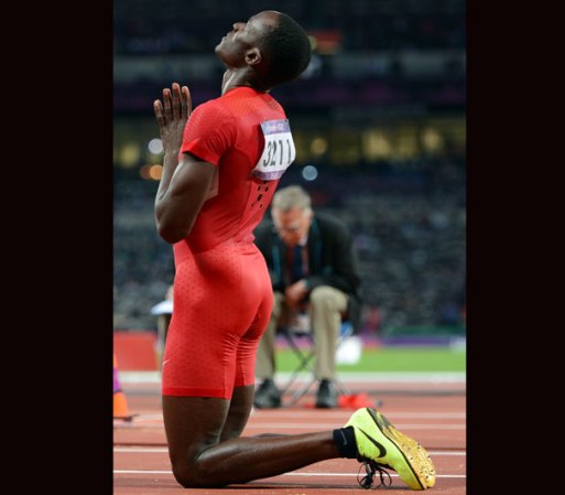 Will Claye, reza para que todo le salga bien en el salto en largo por el equipo estadounidense de atletismo. Ganó bronce, luego de ser superado por el británico, Greg Rutherford en el primer lugar, con oro y el australiano, Mitchell Watt con la medalla de plata, al lograr la segunda mejor distancia.