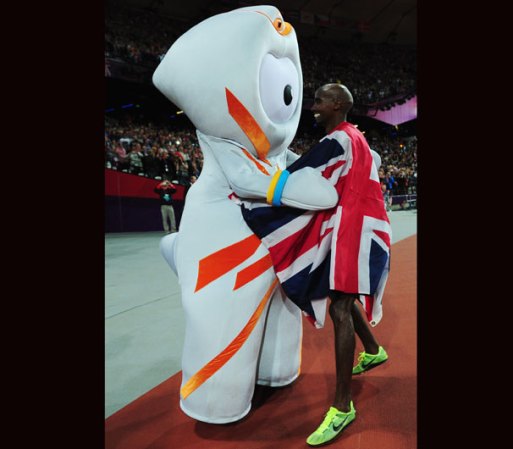 El británico, Mohamed Farah celebra su victoria de la medalla de oro en la final de 10,000 metros en atletismo y abraza a una mascota... Algo que parecía normal...
