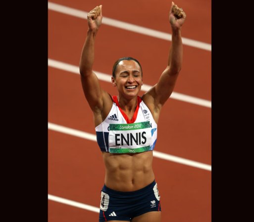 La británica, Jessica Ennis, la nueva heroína de los ingleses, levanta los brazos por la emoción del triunfo...