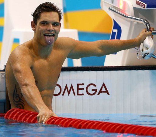 Florent Manaudou, del equipo francés de natación, muestra el "piercing" con mucha picardía.