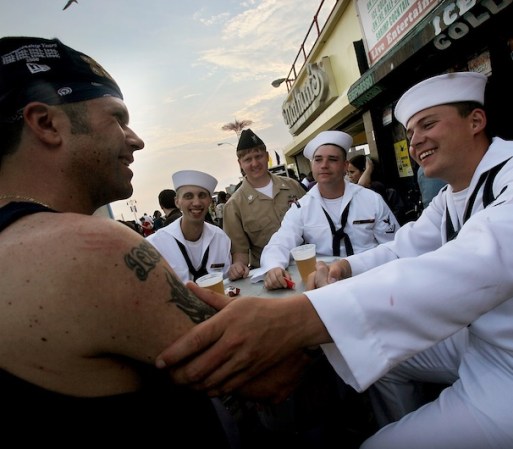 Durante Fleet Week los marineros no pierden la oportunidad de visitar Coney Island.