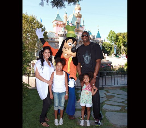 Con esa altura imposible no reconocer a Kobe Bryant, el famoso jugador de Los Angeles Lakers, de la NBA. Posa junto a su familia, su esposa, Vanessa Laine con quien se casó el 18 de abril del 2001. Natalia Diamante y Gianna Maria-Onore, sus hijas también aparecen en la foto.
